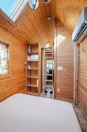 Free WiFi, bed sheets - Tiny Cabin Near Speedways, Beaches & Attractions (Pierson)