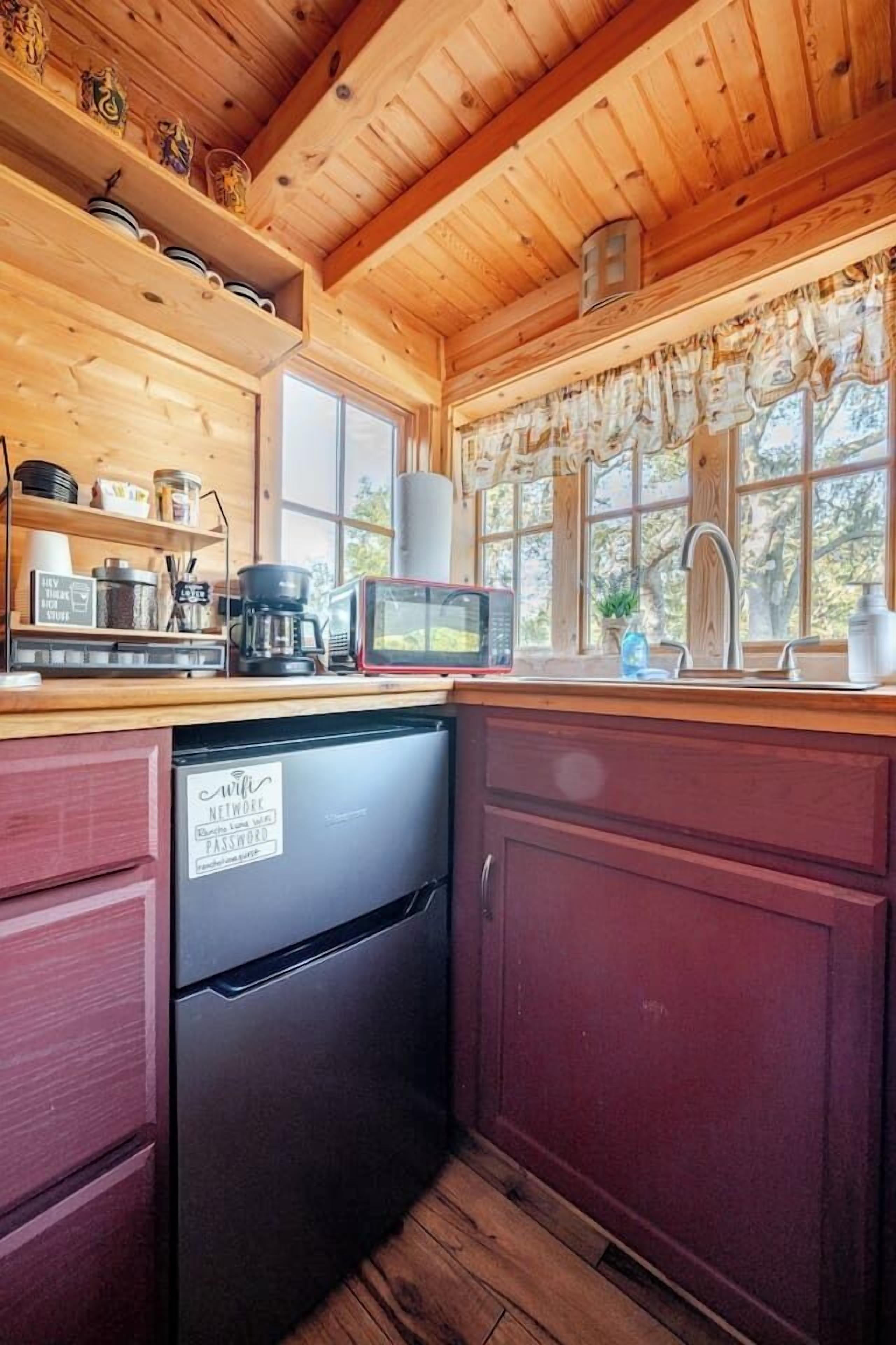 Coffee/tea maker, cookware/dishes/utensils