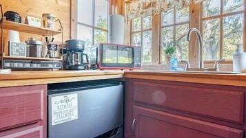 Coffee/tea maker, cookware/dishes/utensils