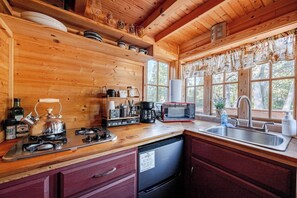 Coffee/tea maker, cookware/dishes/utensils - Tiny Cabin Near Speedways, Beaches & Attractions (Pierson)