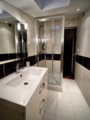 Douche, sèche-cheveux, serviettes fournies