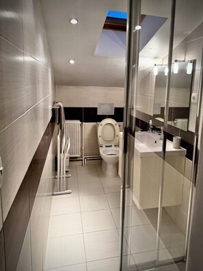 Douche, sèche-cheveux, serviettes fournies