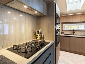 Cookware/dishes/utensils - Wildwood - Kelling Heath Holiday Park - 16335 (Holt)