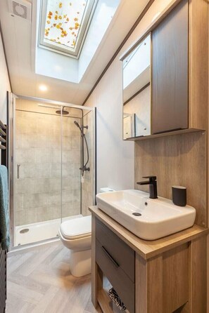 Shower - Wildwood - Kelling Heath Holiday Park - 16335 (Holt)
