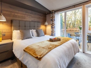 2 Schlafzimmer, individuell dekoriert, individuell eingerichtet