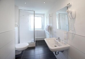Comfort Single Room, Courtyard View | Bathroom | Shower, eco-friendly toiletries, hair dryer, towels - Hotel Brenner (Koblenz)