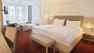 Habitación Confort doble, vistas al jardín | Ropa de cama de alta calidad, edredones de plumas, minibar y caja fuerte