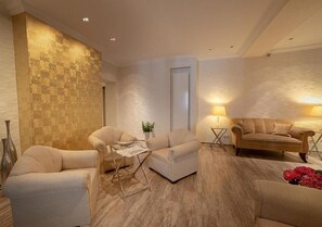 40-inch TV with cable channels, toys - Hotel Brenner (Koblenz)