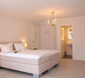 Comfort Double Room, Courtyard View | Premium bedding, down comforters, minibar, in-room safe - Hotel Brenner (Koblenz)