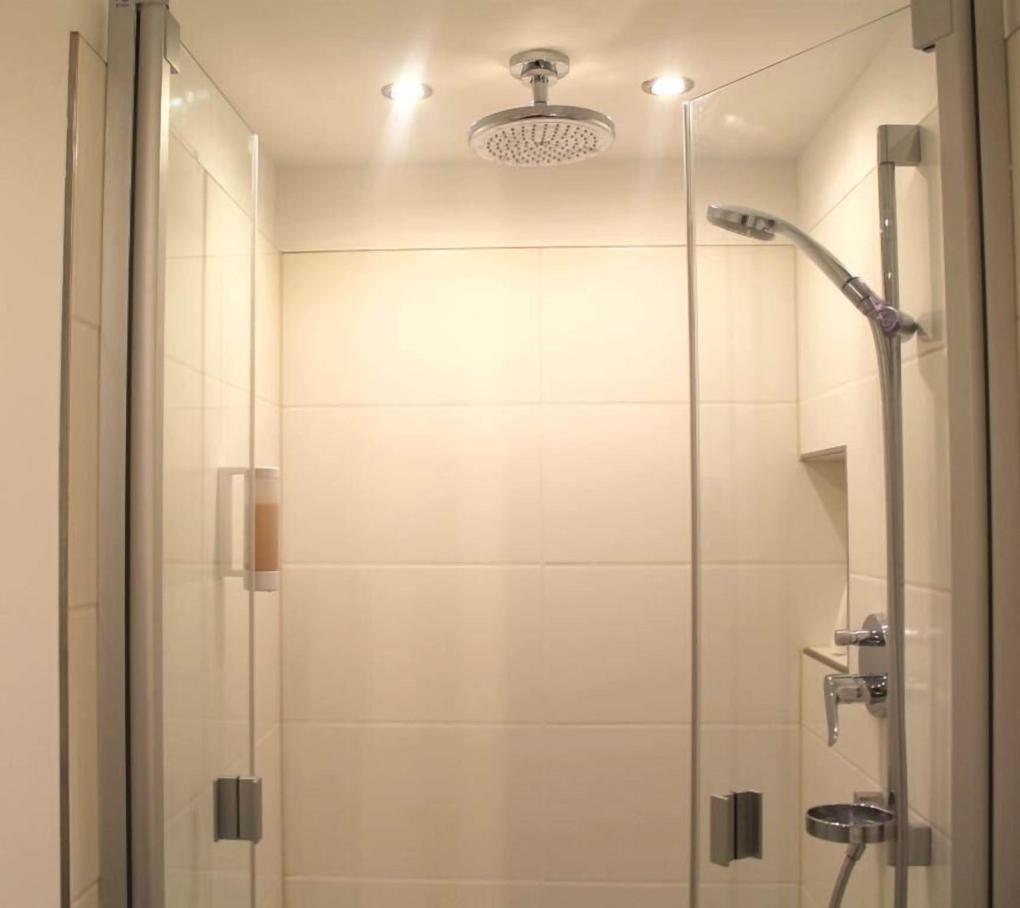 Comfort-Doppelzimmer, Gartenblick | Badezimmer | Dusche, umweltfreundliche Kosmetikartikel, Haartrockner, Handtücher
