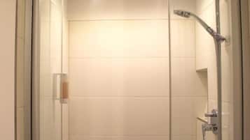 Comfort-Doppelzimmer, Gartenblick | Badezimmer | Dusche, umweltfreundliche Kosmetikartikel, Haartrockner, Handtücher