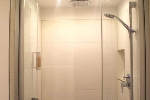 Habitación doble Confort, vista al jardín | Baño | Regadera, amenidades de baño ecológicas, secadora de cabello, toallas