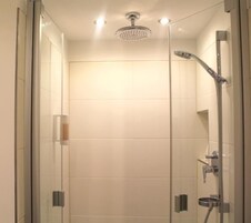 Quarto casal conforto, vista para o jardim | Banheiro | Chuveiro, produtos de toalete biodegradáveis, secador de cabelo 