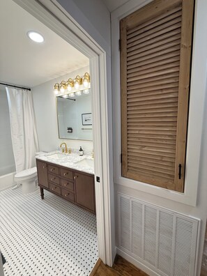 Sèche-cheveux, serviettes fournies, savon, papier toilette