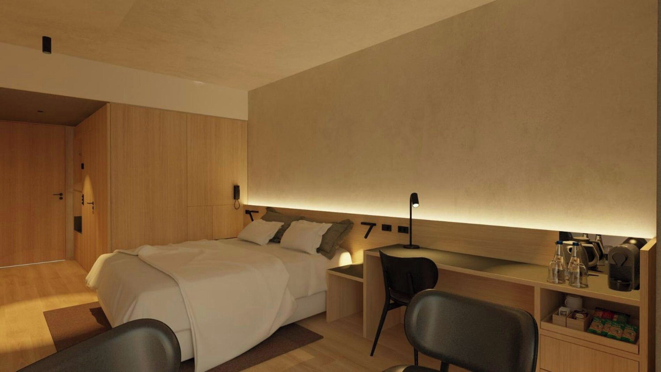 Una habitación de hotel moderna con cama, escritorio, silla y un minibar.
