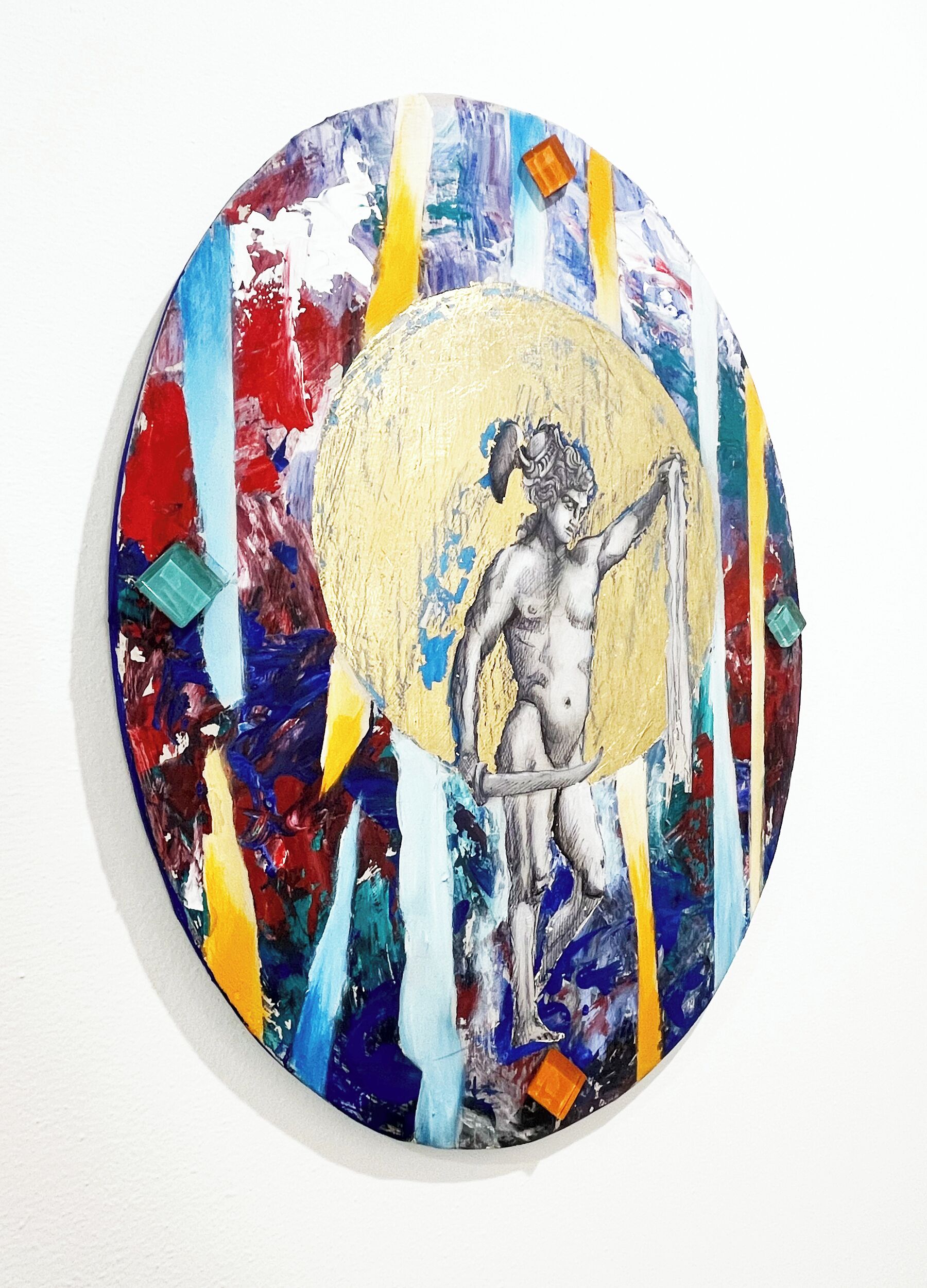 Ein kreisförmiges Kunstwerk mit einer zentralen Figur, abstrakten Elementen und einer Farbvielfalt.