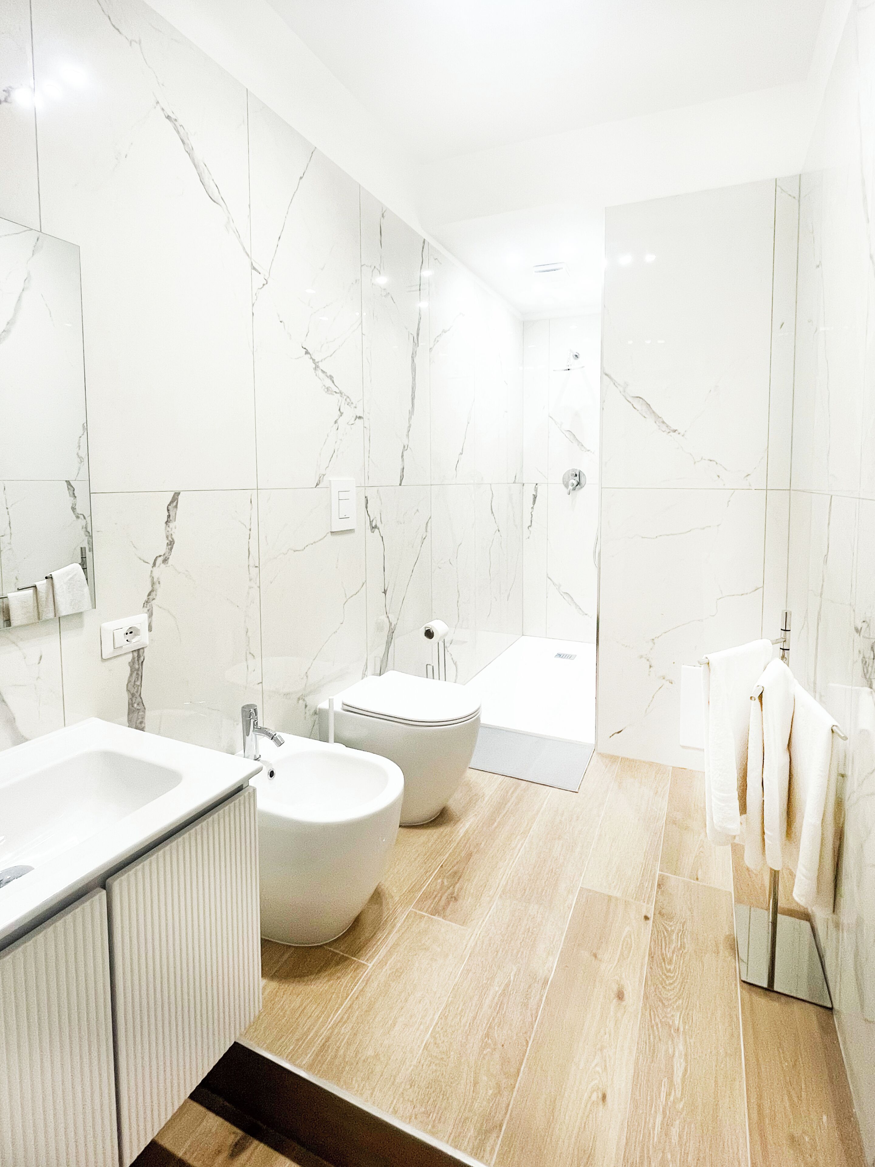 Un bagno moderno con una vasca, un water e un lavabo.