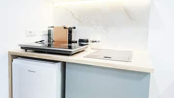 Deluxe Double Room | Private kitchen | Fridge, microwave, espresso maker, coffee/tea maker