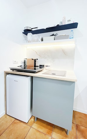 Habitación Deluxe doble | Cocina privada | Máquina de café espresso, cafetera o tetera, frigorífico y microondas