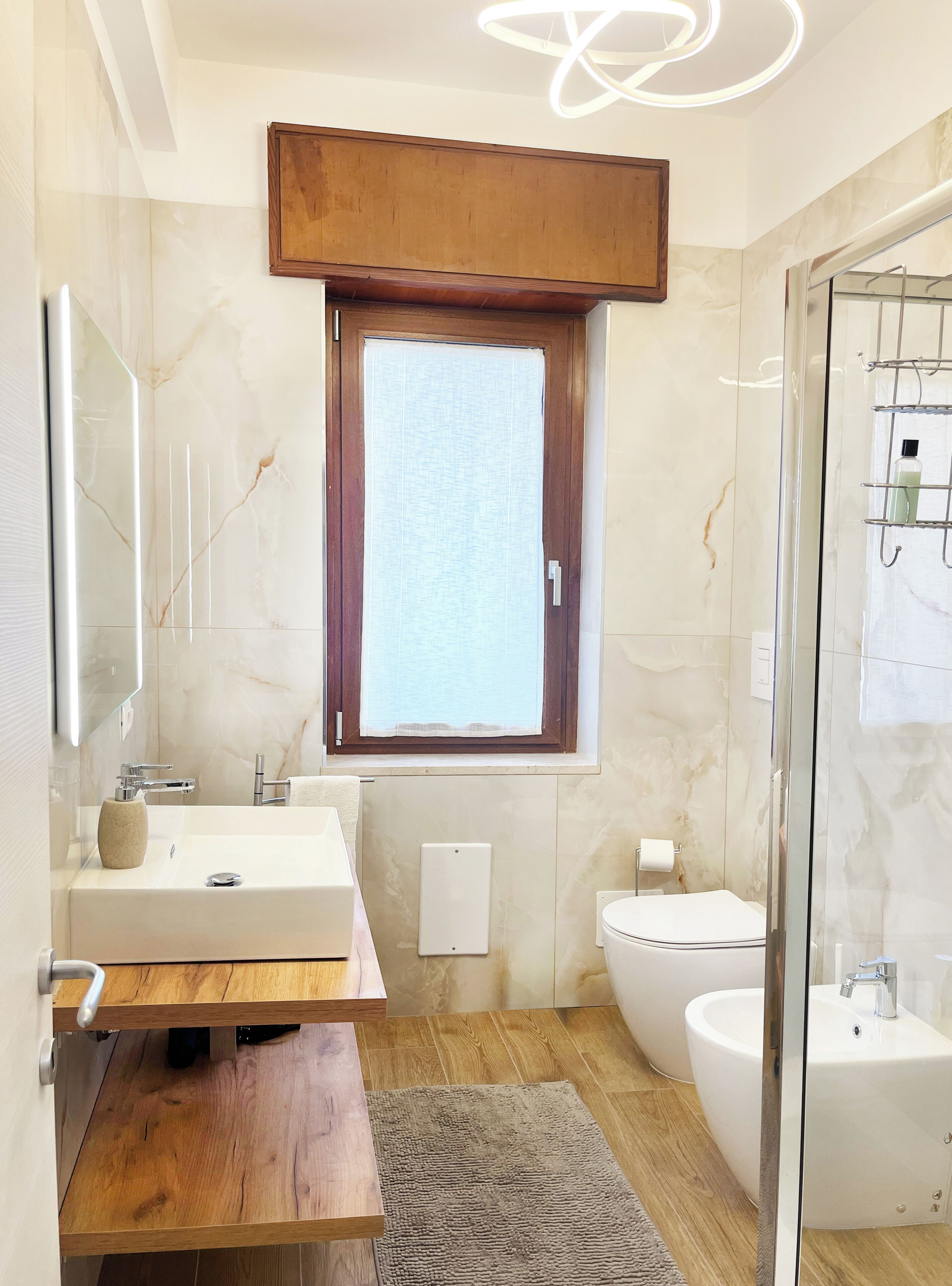 Deluxe-Doppel- oder -Zweibettzimmer, 2 Einzelbetten, mit Bad, zum Garten hin | Badezimmer | Dusche, Haartrockner, Bidet, Handtücher