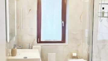 Deluxe-Doppel- oder -Zweibettzimmer, 2 Einzelbetten, mit Bad, zum Garten hin | Badezimmer | Dusche, Haartrockner, Bidet, Handtücher