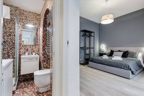 Een douche, een bidet, handdoeken