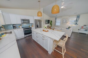 Fridge, microwave, oven, stovetop - Little Pearl: Newly Renovated | Walking distance to Avalon Beach Boat Ramp | Dog (Kill Devil Hills)