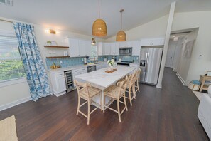 Fridge, microwave, oven, stovetop - Little Pearl: Newly Renovated | Walking distance to Avalon Beach Boat Ramp | Dog (Kill Devil Hills)