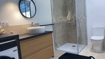 Dusche, Haartrockner, Handtücher, Toilettenpapier