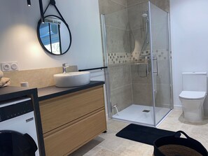 Dutxa, assecador de cabells, tovalloles i paper higiènic