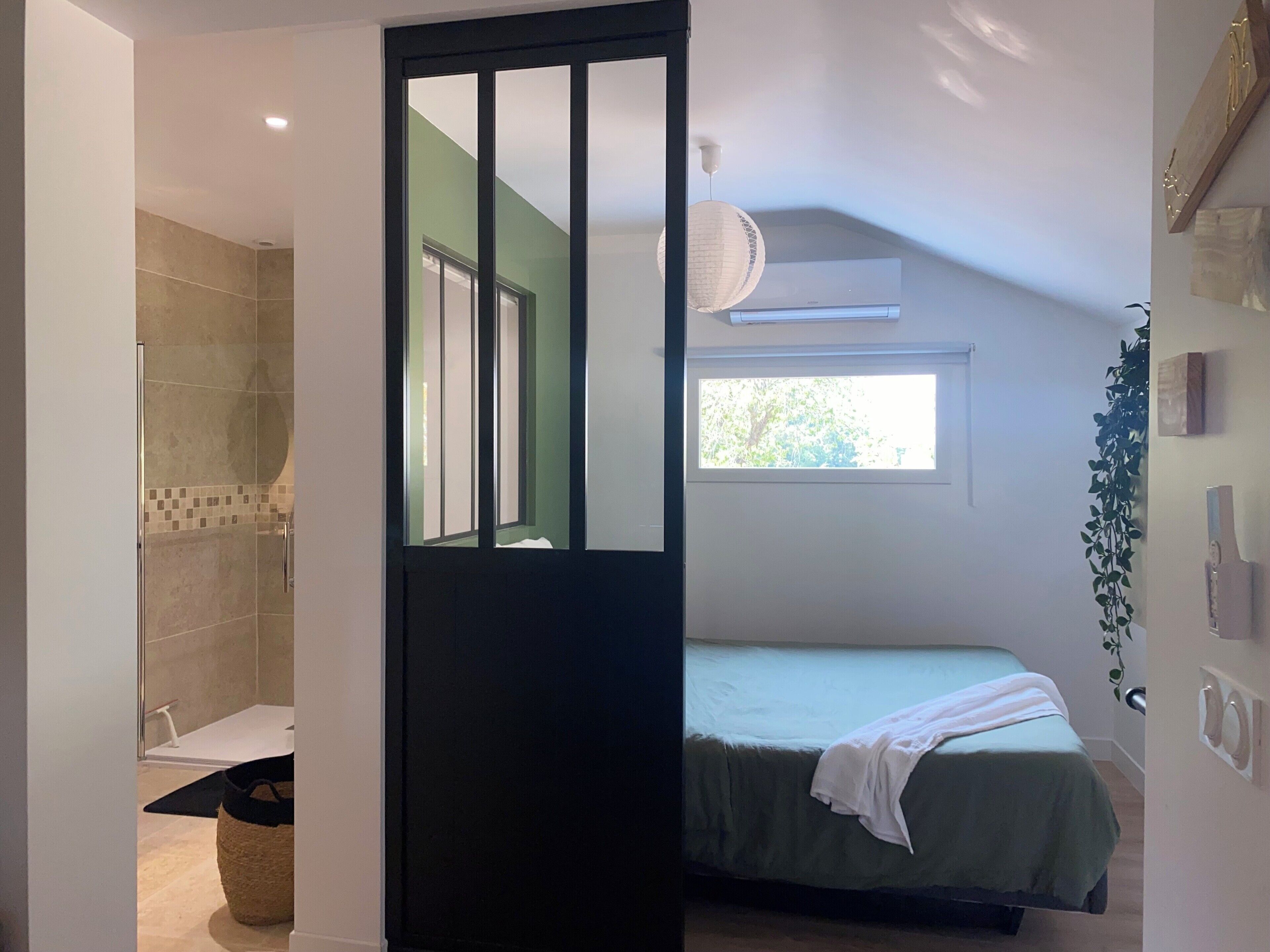 Cuna de viaje, wifi gratis, ropa de cama