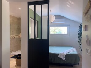 Un bressol de viatge, wifi gratuïta i roba de llit