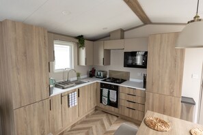 Oven, toaster, cookware/dishes/utensils - The Beach Hut, Burghead Holiday Park (Burghead)