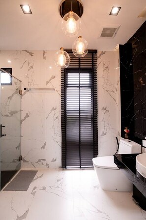 Douche, séchoir à cheveux, bidet, serviettes fournies