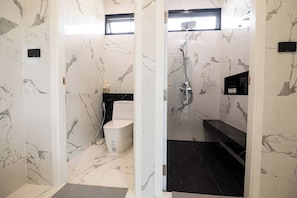 Douche, séchoir à cheveux, bidet, serviettes fournies