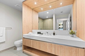 Shower, hair dryer, towels, shampoo - FIFA Fan Fest at Bayfront| Modern 1BR| Pool & Gym (Miami)
