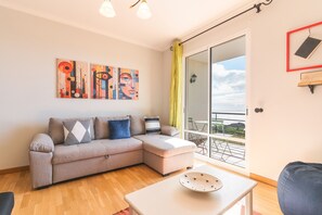 Smart TV - SunRising Apartment by Atlantic Holiday (Caniço)