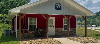 Red Cozy Cottage  1-bedroom cottage in charming Oneida, TN