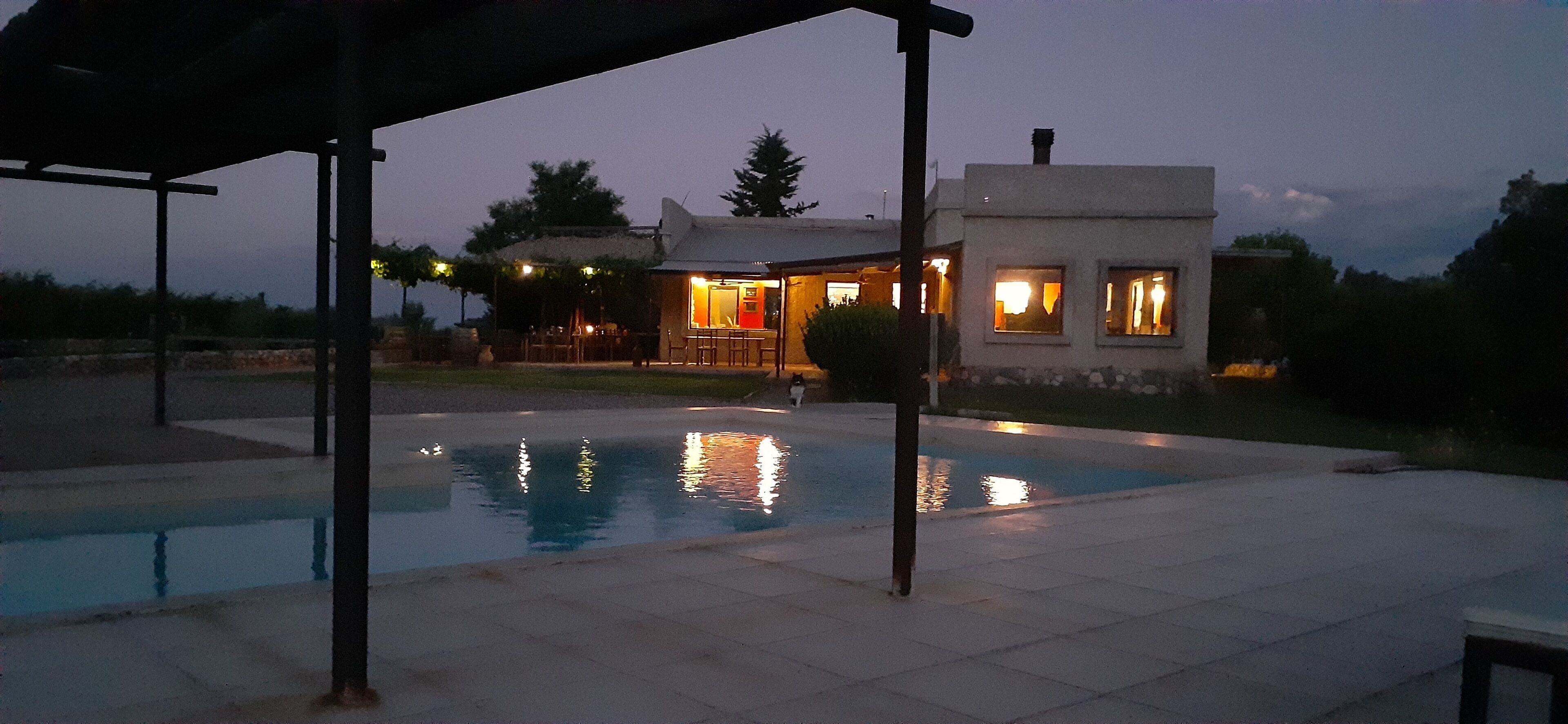 Una piscina al aire libre de temporada, sillones reclinables de piscina