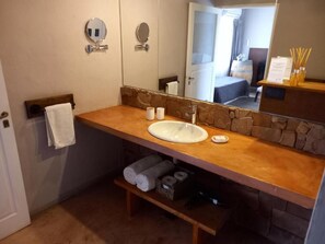 Standard-Doppelzimmer, Blick auf den Weinberg | Badezimmer