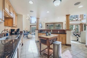 Fridge, microwave, oven, stovetop - Ski In&Ski Out Penthouse 3BD and Loft, Pool, HTub (Breckenridge)
