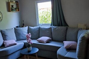 Living area - 6 person mobile home "La Pagode" in a family campsite**** (Fréjus)