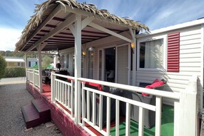 Terrace/patio - 6 person mobile home "La Pagode" in a family campsite**** (Fréjus)