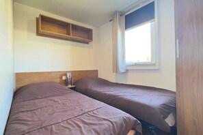 3 bedrooms, iron/ironing board - 6 person mobile home "La Pagode" in a family campsite**** (Fréjus)