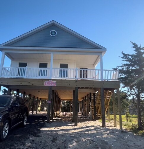 Quaint 3-Bedroom House in Charming Salvo - pet friendly!