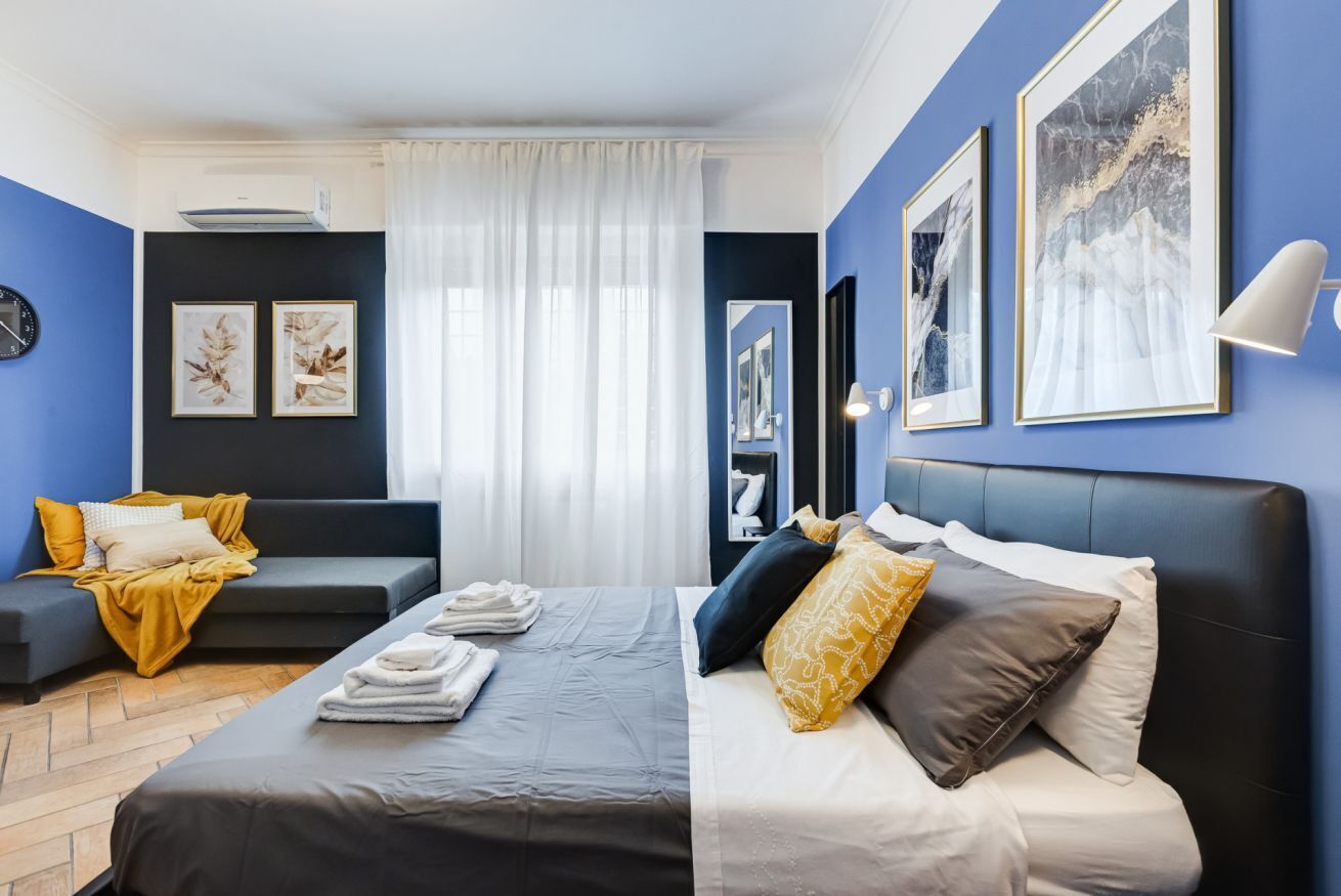 1 slaapkamer, een bureau, een strijkplank/strijkijzer, reisbedje