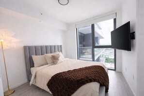 2 bedrooms, desk, iron/ironing board, free WiFi - Vaca Rentalz Downtown Miami Ocean & City View 2BA w/ Pool + Gym (Miami)