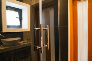 Ducha, artículos de tocador gratuitos, secador de pelo, toallas