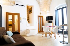 Comfort House, City View | Living area | Flat-screen TV - Dimora Le Vele - Arcuève (Ostuni)