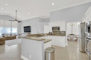 Microwave, oven, stovetop, dishwasher - Serene Equestrian Spa Villa (Wellington)